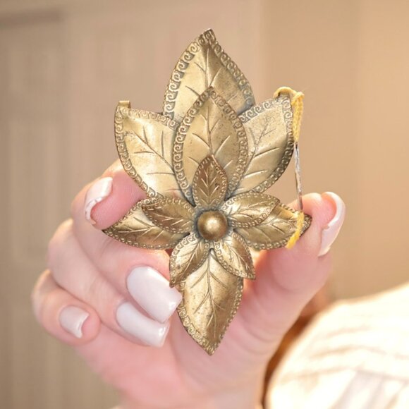 Art Deco Brass Fur Clips: Little Nemo Leaf Design, 1920s-30s - Picture 2 of 13